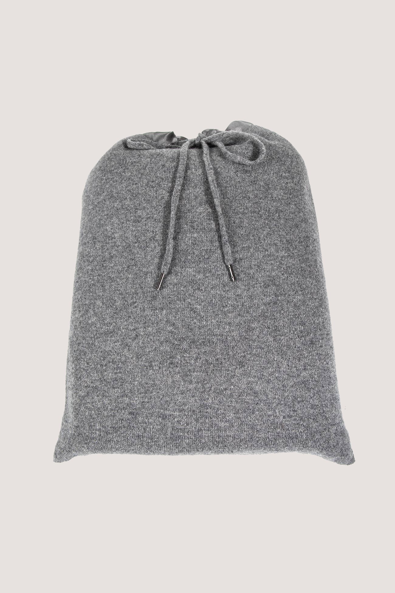 THE CASHMERE TRAVEL SET