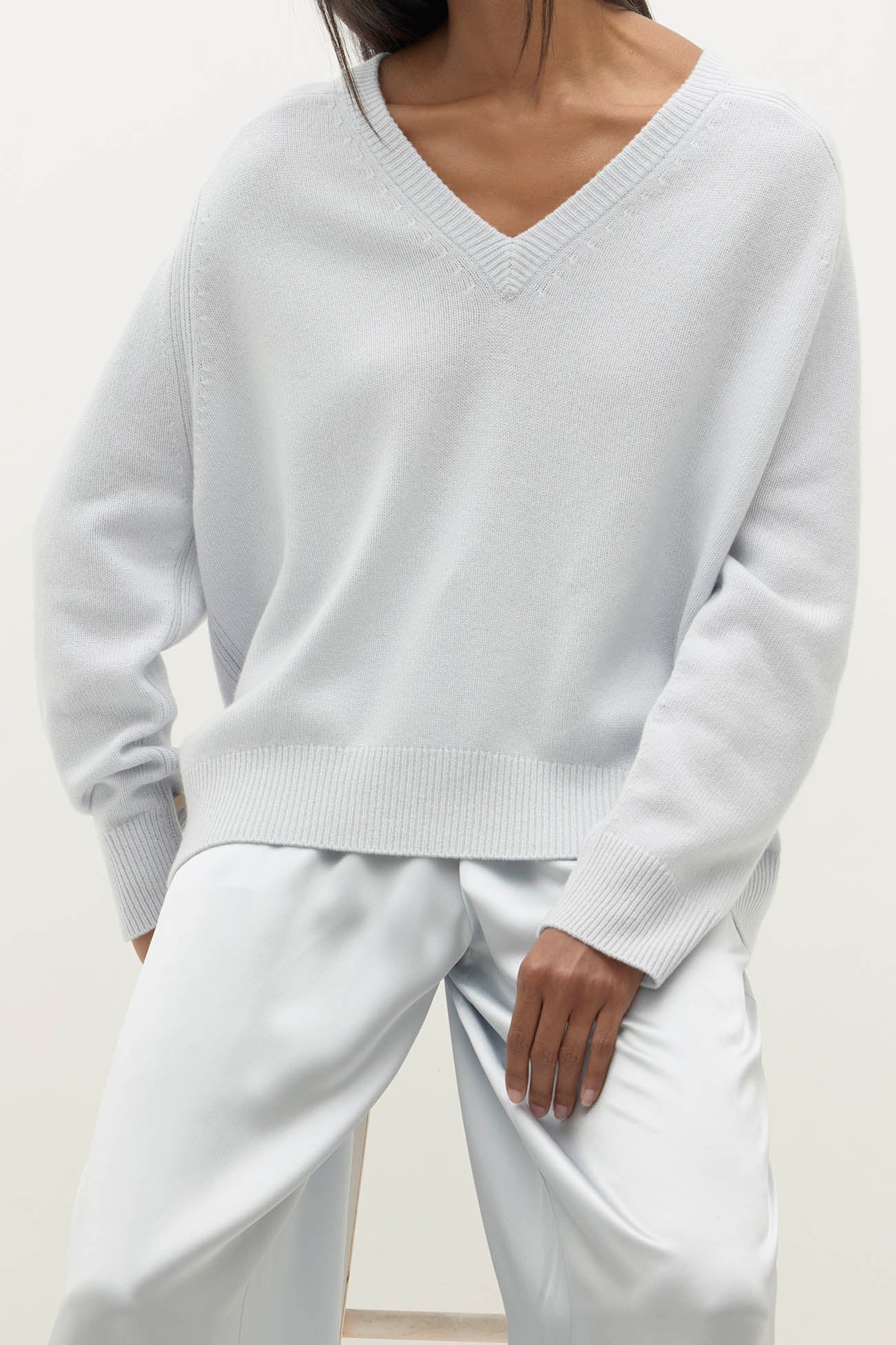 SYDNEY V-NECK CASHMERE SWEATER