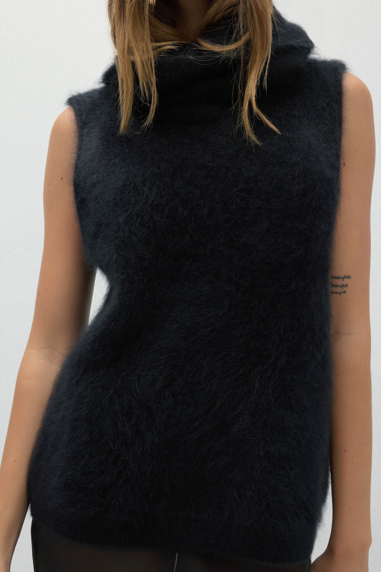 CHIARA SLEEVELESS TURTLENECK SWEATER