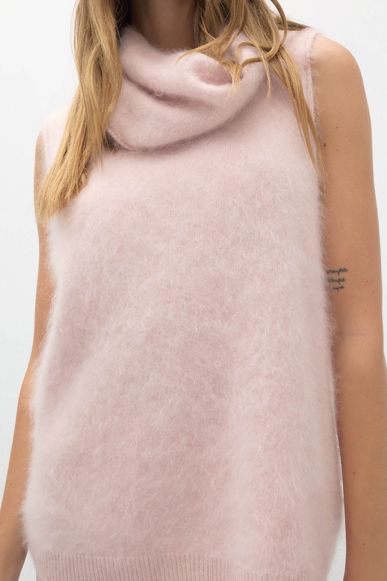 CHIARA SLEEVELESS TURTLENECK SWEATER